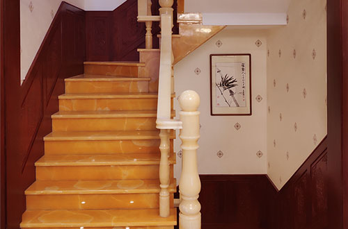 苏州中式别墅室内汉白玉石楼梯的定制安装装饰效果